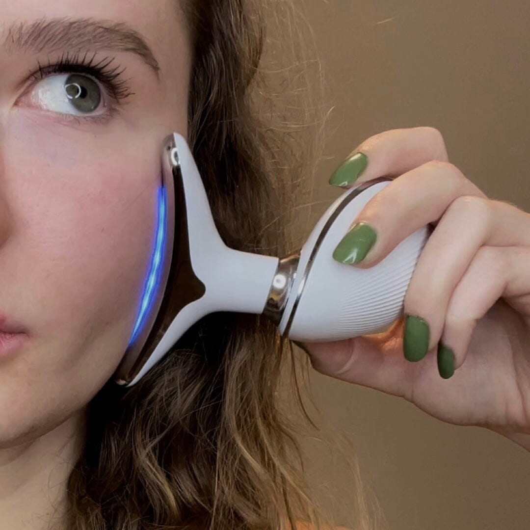 Massageador Facial com Led Terapia MicroGlow™ 3 em 1 - Acaba com Manchas, Impurezas e Papada (ÚLTIMAS UNIDADES)