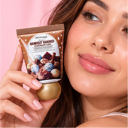 Mulher aplicando creme para as mãos